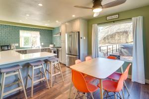 Η κουζίνα ή μικρή κουζίνα στο Running Springs Cabin with Spacious Deck and Hot Tub!