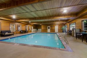 einen Pool in einem Haus mit Holzdecke in der Unterkunft Best Western University Inn and Suites in Forest Grove