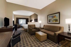 pokój hotelowy z łóżkiem i salonem w obiekcie Best Western University Inn and Suites w mieście Forest Grove