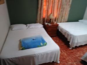 En eller flere senger på et rom på Hotel Bethlehem
