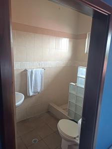 uma casa de banho com um WC, uma banheira e um lavatório. em Hotel Bethlehem em La Lima