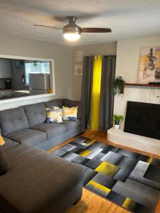 ein Wohnzimmer mit einem Sofa und einem TV in der Unterkunft Serene Retreat! 3 minutes to downtown Richmond in Richmond