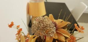 un jarrón con una flor en una mesa con una lámpara en Cozy 4-Bedroom in Coventry: Your Home Away From Home, en Coventry