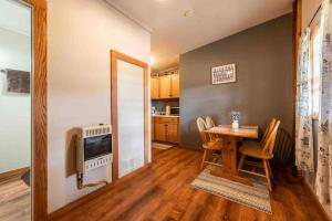 Köök või kööginurk majutusasutuses New! Adorable Cabin in Colorado National Forest