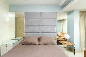 1 dormitorio con 1 cama grande y escritorio en Apartamento de 3 quartos no Setor Bueno - DLZ0302, en Goiânia
