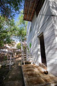 un edificio blanco con una escalera que conduce a una puerta en El descanso en Villa Carlos Paz