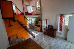 sala de estar con escalera y habitación con nevera. en El descanso en Villa Carlos Paz