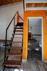 escalera de madera en una habitación con escalera en El descanso en Villa Carlos Paz
