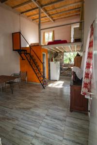 una habitación con cocina y una escalera en una casa en El descanso en Villa Carlos Paz