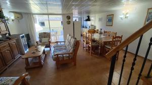 comedor y cocina con mesa y sillas en Casa Dolors, en Ossó de Sió