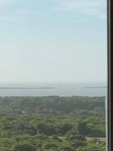 Elle offre une vue sur l'océan depuis sa fenêtre. dans l'établissement Hermoso apartamento para estrenar, à Barranquilla