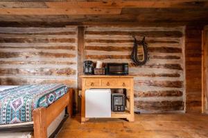 Η κουζίνα ή μικρή κουζίνα στο New! Historic 1906 cabin in Colorado Natl Forest