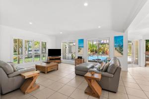un soggiorno con due divani e una TV di 11 Dalmor Court a Coolum Beach