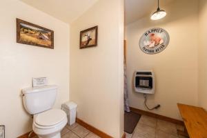 Ένα μπάνιο στο New! Historic 1906 cabin in Colorado Natl Forest +16 φωτογραφίες