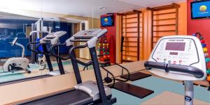 a gym with several treadmills and a treadmill at Flat em Franca SP in Franca