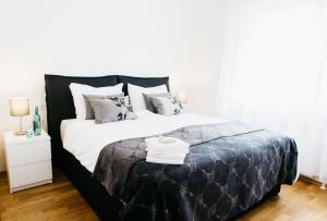 Una cama o camas en una habitación de Home Sweet Apartments | contactless check-in