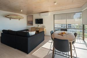 TV a/nebo společenská místnost v ubytování Moffat Beach Surf Retreat