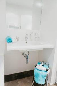 uma casa de banho com um lavatório e uma cadeira debaixo de um lavatório em Home Sweet Apartments | contactless check-in em Viena