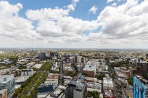 uma vista aérea de uma cidade com edifícios em Light, Elevated Living near Queen Victoria Market em Melbourne