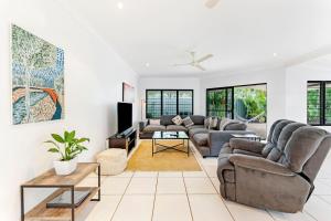 uma sala de estar com sofás e uma mesa em Ah Mat Bungalow - Tropical Darwin Stay with Pool em Paraparap