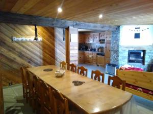 eine Küche und ein Esszimmer mit einem Tisch und Stühlen in der Unterkunft Chalet la Tuilière***** in Bonneval-sur-Arc