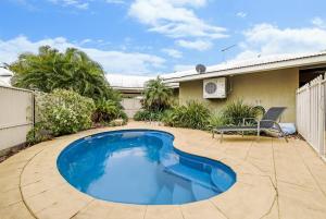una piscina en el patio trasero de una casa en Ah Mat Bungalow - Tropical Darwin Stay with Pool, en Parap