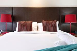 A bed or beds in a room at Waterfront on the Esplanade with Tropical Pool Még 13 kép