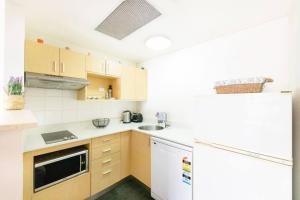 A cozinha ou kitchenette de Waterfront on the Esplanade with Tropical Pool