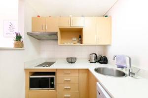 A cozinha ou kitchenette de Waterfront on the Esplanade with Tropical Pool