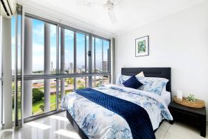 um quarto com uma cama e uma janela grande em 'Top of Town' Resort-style Stay in Heart of Darwin em Darwin