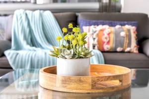 Uma área de estar em 'Top of Town' Resort-style Stay in Heart of Darwin