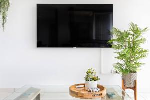 Uma televisão e/ou sistema de entretenimento em 'Top of Town' Resort-style Stay in Heart of Darwin