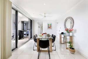 Uma área de estar em 'Top of Town' Resort-style Stay in Heart of Darwin