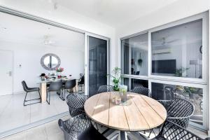 Uma área de estar em 'Top of Town' Resort-style Stay in Heart of Darwin