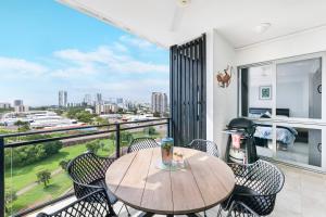 Uma varanda ou terraço em 'Top of Town' Resort-style Stay in Heart of Darwin