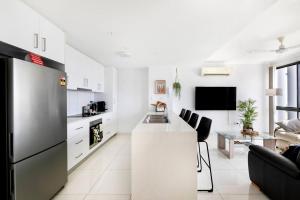 A cozinha ou kitchenette de 'Top of Town' Resort-style Stay in Heart of Darwin