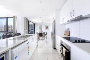 A cozinha ou kitchenette de 'Top of Town' Resort-style Stay in Heart of Darwin