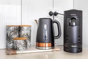 Estris per fer te o cafè a 'Top of Town' Resort-style Stay in Heart of Darwin