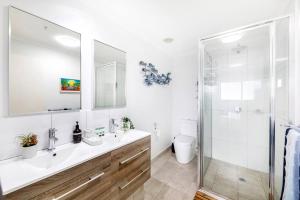 Uma casa de banho em 'Top of Town' Resort-style Stay in Heart of Darwin