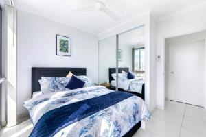 Uma cama ou camas num quarto em 'Top of Town' Resort-style Stay in Heart of Darwin