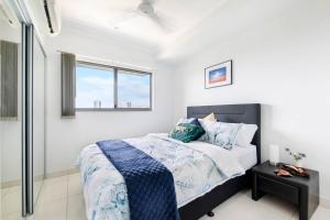 Uma cama ou camas num quarto em 'Top of Town' Resort-style Stay in Heart of Darwin