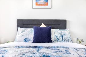 Uma cama ou camas num quarto em 'Top of Town' Resort-style Stay in Heart of Darwin