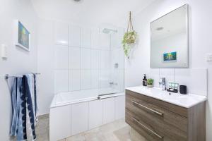 Uma casa de banho em 'Top of Town' Resort-style Stay in Heart of Darwin
