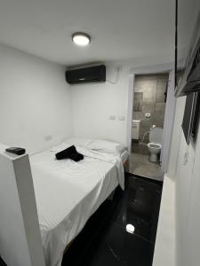 Cette chambre comprend un lit et une salle de bains pourvue de toilettes. dans l'établissement צימר על הנחל, à Qiryat Shemona