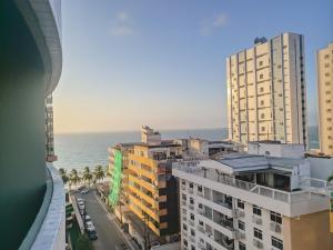 聖路易斯的住宿－Flat Number One - Fonseca Imóveis，享有拥有建筑和大海的城市美景