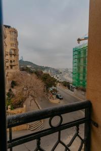 d'un balcon offrant une vue sur une rue de la ville. dans l'établissement Madinah Hotel, à Baku