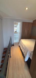 1 dormitorio con 1 cama y escalera. en Duplex NYC Berrini - 1506 en São Paulo