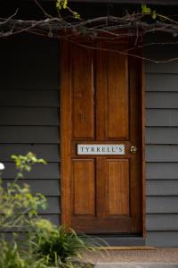 una puerta de madera con la palabra "hykkles" escrita en ella en Hermitage Lodge, en Pokolbin