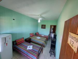 Zimmer mit 3 Sofas und einem Kühlschrank in der Unterkunft Sobrado Flor de Maio in Milho Verde