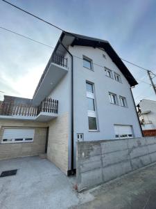 un edificio blanco con una escalera en la parte superior en Rozi apartments, en Zagreb